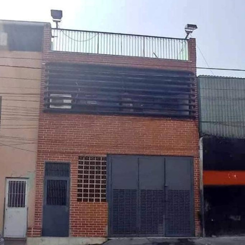 Galpón En Venta En Catia - Caracas. Total De540m² En 3 Niveles: Pb 210m², 2do Nivel 120m² Y 3er Nivel 310m² De Terraza - Antigüedad De 20 Años. Túnel De Congelación, 1 Cava Cuarto Con Doble Altura.