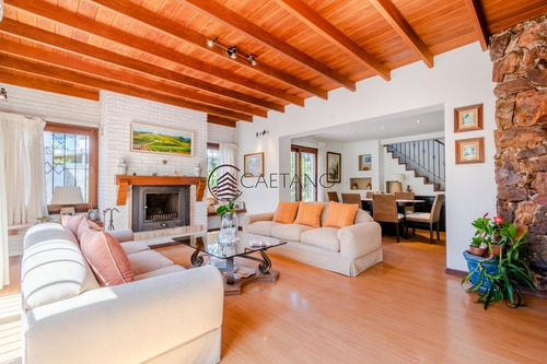 Espectacular Casa De Cinco Dormitorios Y Piscina En Venta - Playa Mansa- Ref: 2734
