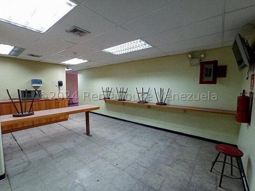 Amplio Local Comercial, Ideal Para Deposito O Centro De Despacho En Venta - Urb. Los Cortijos De Lourdes