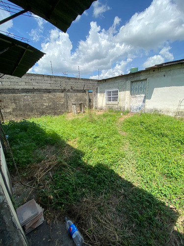 Se Vende Terreno Con Construcción Av. Los Agricultores Ve-08