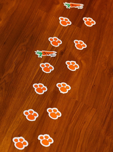 Imagem 1 de 2 de 100 Adesivos Pegadas Patinhas De Coelho Para A Páscoa.