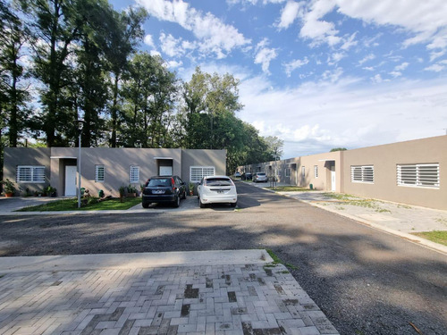 Casa De 2 Ambientes Con Cochera En Venta En Complejo Arturo Illia - Grand Bourg