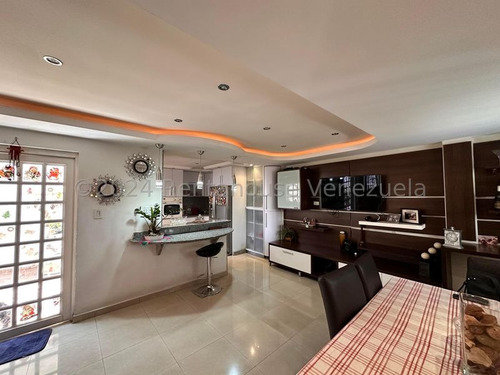 Townhouse En Venta En Urb El Bosque Las Delicias Con Planta Eléctrica Y Pozo De Agua Db 24-13061