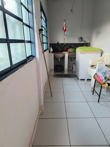 Casa Com Piscina E Barracão No Fundo