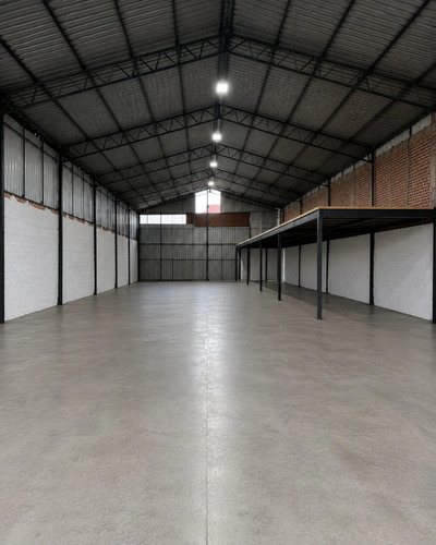 Local Con Galpón Bodega Comercial En Arriendo 