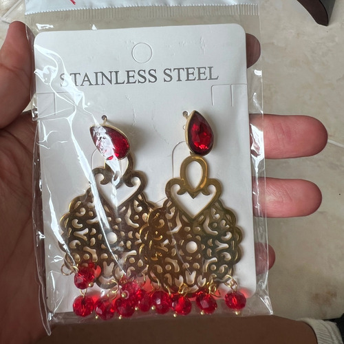 Aretes De Acero Grandes Con Circones Rojos