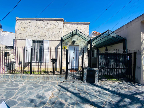 Casa 4 Ambientes En Venta: Castelar Centro.