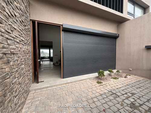 Casa En Venta De 4 Dorm. En Condominio Lo Barnechea