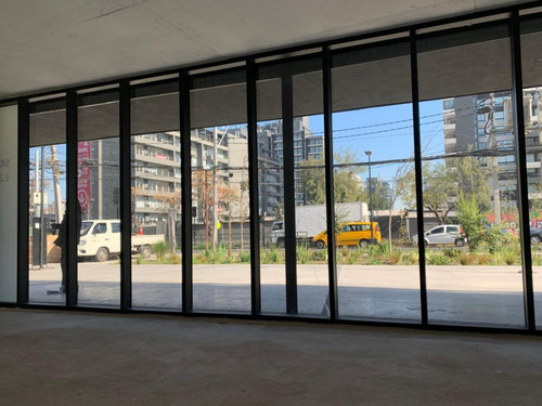 Local Comercial Nuevo: 47/118 M2, Terraza, Patio. Metro.