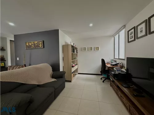 Apartamento Con Comodos Espacios En Sabaneta(mls#250053)