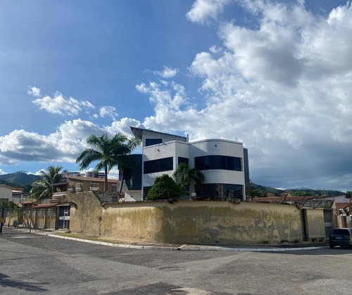 Samir Trosel Vende Bella Y Comoda Casa Remodelada En Urbanizacion Valles De Camoruco Valencia Carabobo