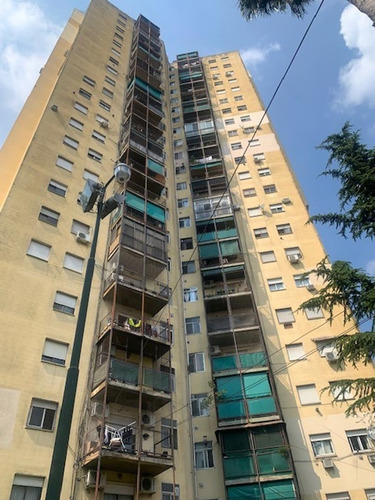 Departamento De 3 Ambientes Al Frente Con Balcón , En Lugano