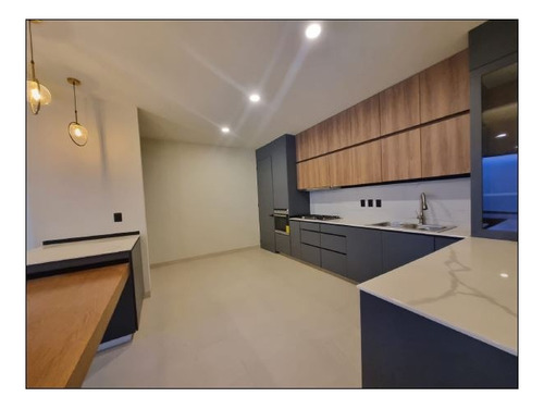 Excelenta Casa En Lomas, Calidad Y Ubicacion Excelente. Oportunidad