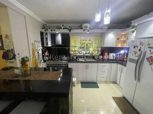 Imagen 2 de 10 de Cómoda Y Segura Casa, Construcción De Primera Y Elegantes Acabados, Resalta Su Cocina Estilo Italiana. Circuito Cerrado. #22-10935