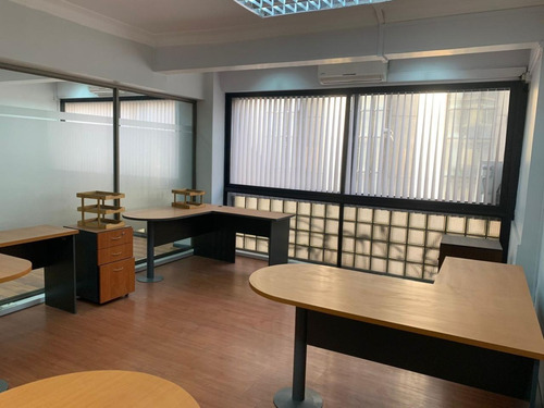 Imagen 9 de 21 de Oficina Centro Histórico De Santiago Con Mobiliario