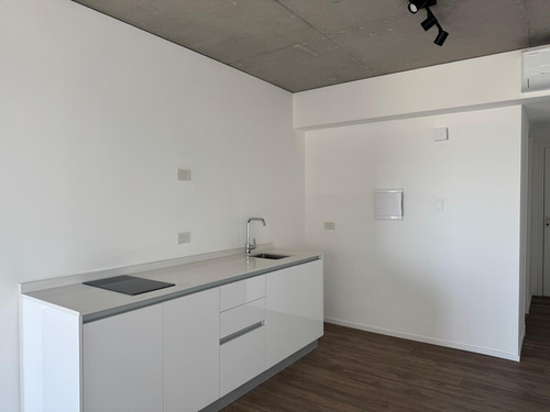 Departamento 2 Ambientes Amplios Con Posibilidad De División Piso Alto En Quartier Del Bajo