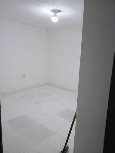 Casa Simples, 2 Dorm., Independente, A 700 Metros Do Metrô Jabaquara. Aluguel 850 Reais