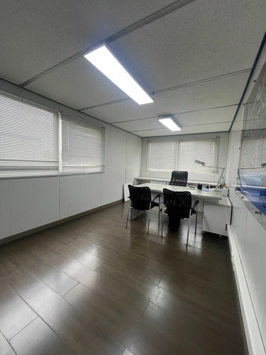 Oportunidad Amplia Oficina En Arriendo (93092)