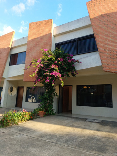 Global Vende Town House Ubicado En Res. Mucubaji, El Guayabal, Naguanagua