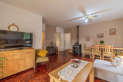 Venta De Casas De Altos En Malvin A Metros Del Mar, Cochera
