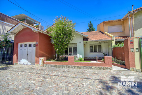 Casa En Venta Olivos, 5 Amb. Con Jardín - Acepta Permuta Menor Valor