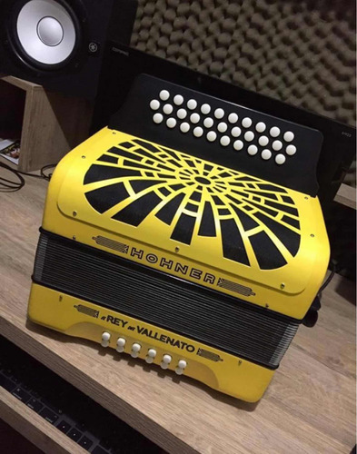 Acordeón Hohner Color Amarillo