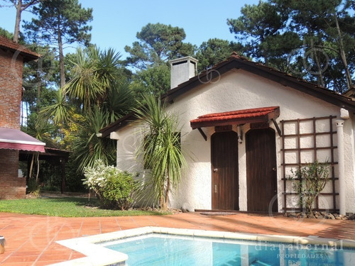 Imagen 2 de 18 de Casa En Pinares, Punta Del Este, 5 Dormitorios, Piscina Y Parrillero.- Ref: 43243