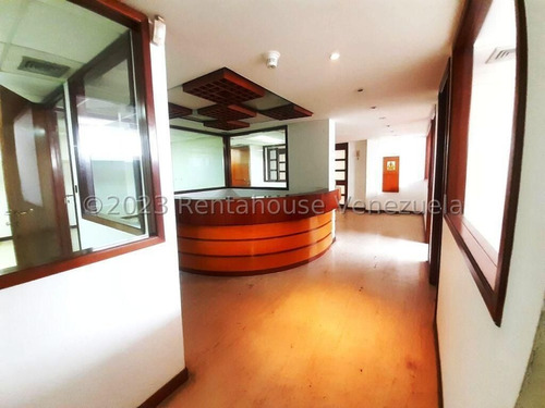 Se Vende Excelente Local Comercial En La Avenida Victoria 24-18285