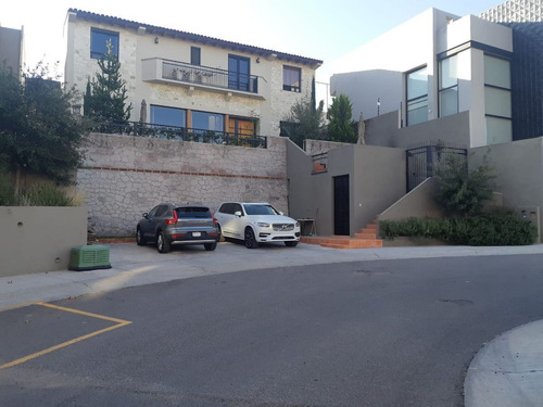 Preciosa Residencia En Misión San Jerónimo, Doble Altura, Jardín, 300 M2