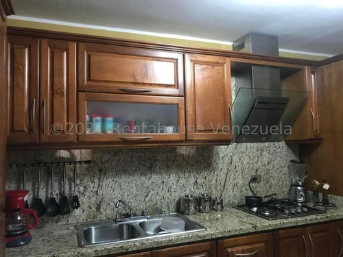Imagen 2 de 13 de Acogedora Casa, Construida Con Materiales Y Acabados De Primera. Tres Hab Y Tres Baños. Ubicada En Un Circuito Cerrado De La Puerta De Maraven. #22-369.