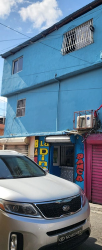 Casa De 3 Niveles Con Tres Pequeños Locales Comerciales