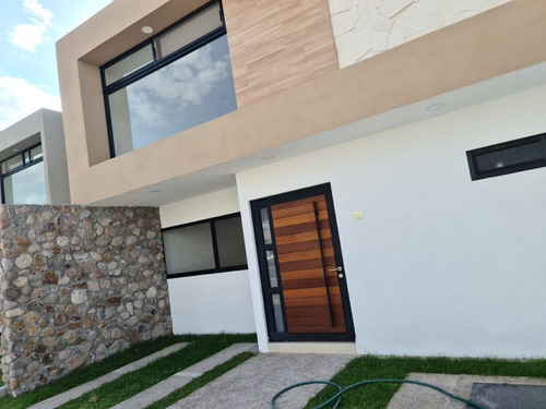 Se Vende Casa En Cañadas Del Arroyo, 4ta Recamara En Pb, Jardín, Doble Altura !