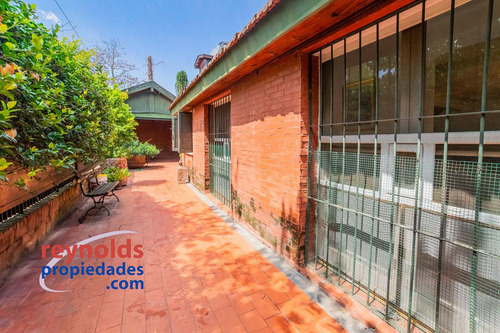 Tradicional Chalet En Excelente Cuadra Semicortada.