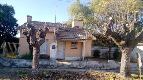 Casa A Reciclar De Dos Dormitorios Sobre Avenida Y Con Todos Los Servicios