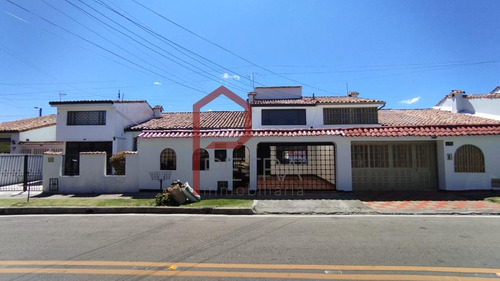 Se Arrienda Casa De 5 Habitaciones 3 Baños 250 Metros Niza Bogota