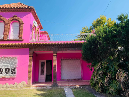 Casa De Cinco Ambientes Y Cuatro Baños