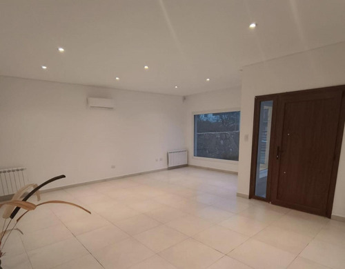 Casa En Venta - 4 Dormitorios 3 Baños - Cochera - 650mts2 - Tandil