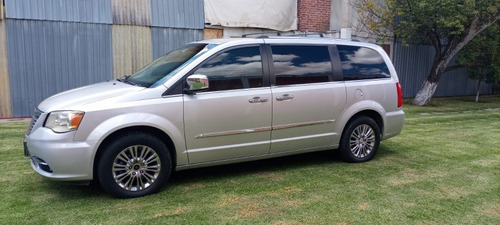 Imagen 2 de 15 de Chrysler Town & Country 2011 3.6 Touring Mt