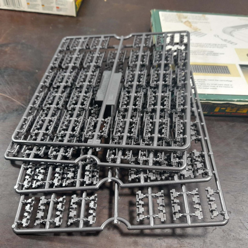 Imagem 6 de 8 de Plastimodelo Academy Esteira P/ Tanque Tiger 1 Escala 1:35