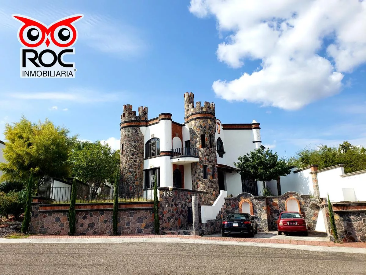 Casa Con Fachada Tipo Castillo Andaluz En Venta, En Real De Juriquilla, Querétaro.