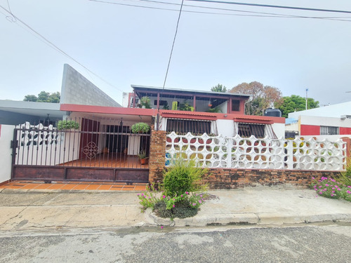 Casa De 2 Niveles En La Av Independencia 300 Mts
