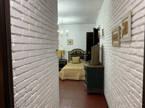 Excelente Residencia De 5 Dormitorios-ref:4553