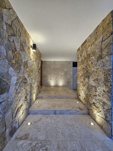 Residencia De Lujo En Venta Ubicada En La Privada Bosques De Altabrisa, Merida.