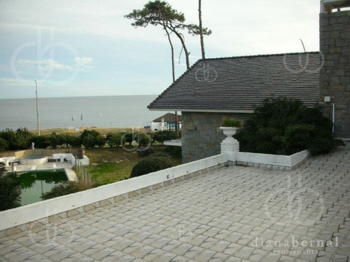 Imagen 15 de 19 de En Primera Línea, Mansión Clásica De 7 Dormitorios Con Gran Parque, Piscina Y Muy Linda Vista Al Mar.- Ref: 495