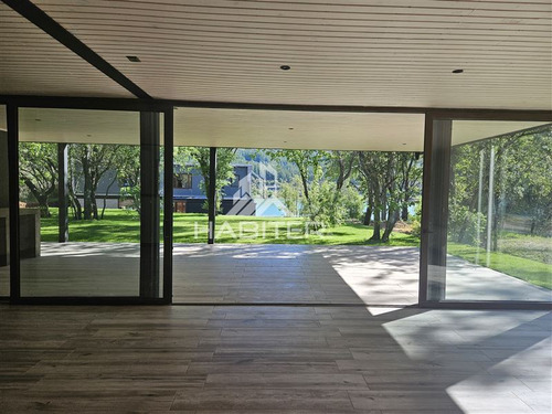 Casa En Venta De 5 Dorm. En Colbún
