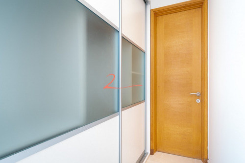 Venta De Apartamento Piso Alto A Pasos De Playa Mansa, Tres Dormitorios Más Servicio- Ref: 5332