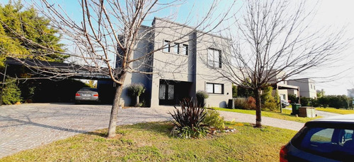 Imagen 3 de 30 de Excelente Propiedad En Venta. Amb. Lote Interno. Gran Jardín. San Francisco. Villanueva.