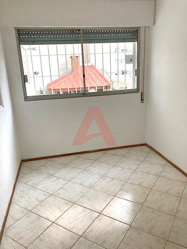 Imagen 14 de 18 de Pocitos Venta Apartamento - 3 Dormitorios Y Servicio - Garaje