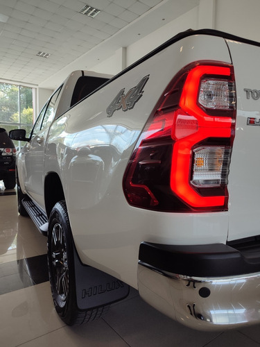 Imagen 11 de 18 de Toyota Hilux Srv 2.8 4x4 Mt