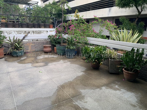 Interesante Apartamento De Un Área Total De 248,28, Distribuidos En Tres Ambientes, Áreas Sociales Y Habitaciones De 101,83 Y 146,45 De Terraza Y Jardín. Esta En Chacao